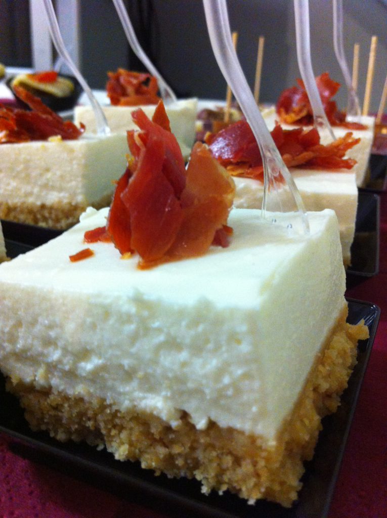 Cheese Cake salato con taralli, formaggio e prosciutto croccante