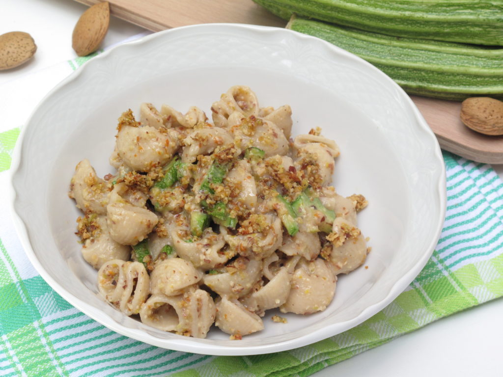 pasta con zucchine e pesto di fiori e mandorle