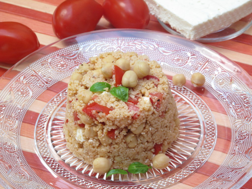 cous cous con feta, ceci e pomodorini