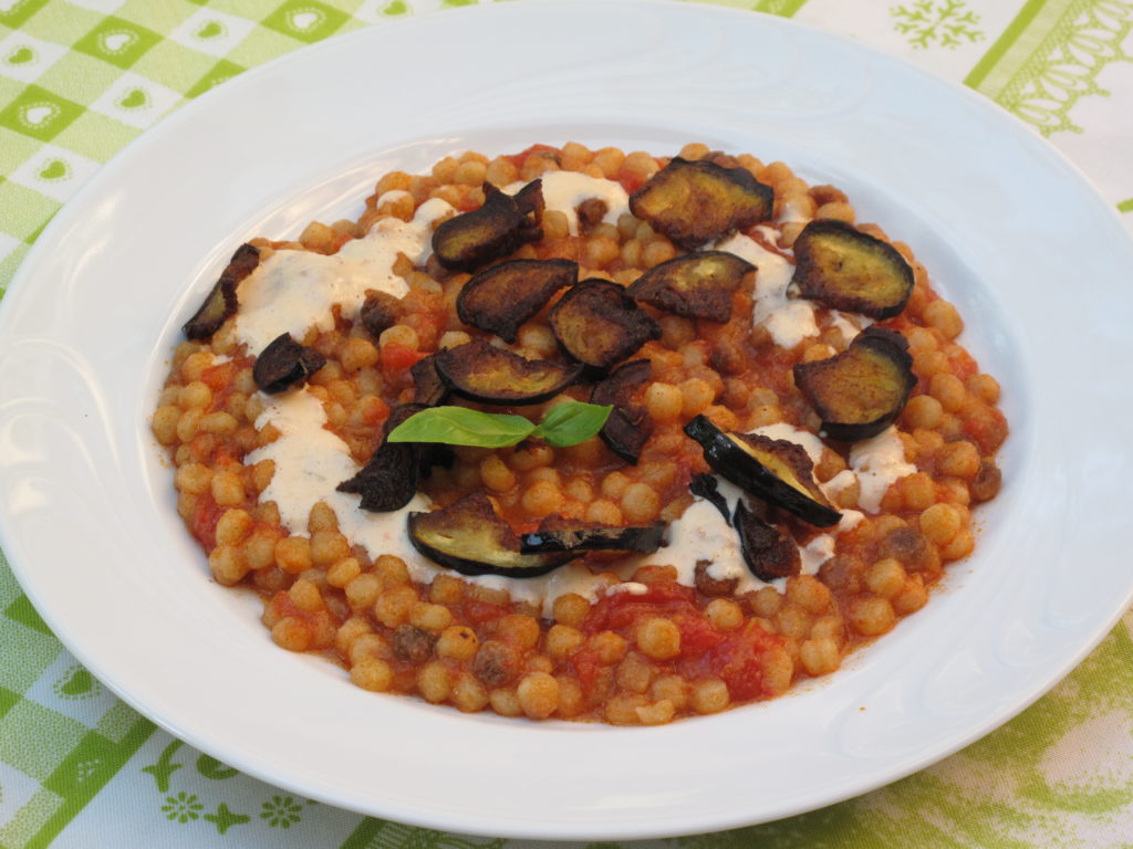 pasta fregola al pomodoro melanzane e ricotta