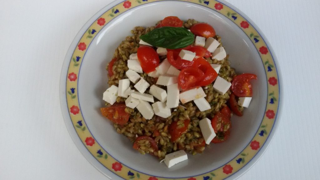 insalata di farro con pesto e pomodori e ricotta salata