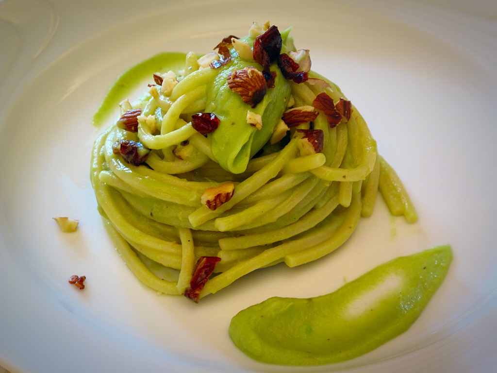 Spaghetti con avocado, mandorle e pomodorini secchi