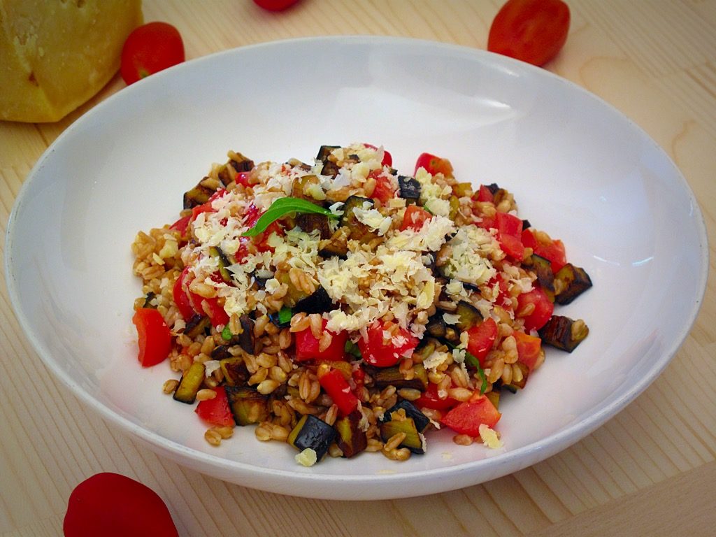 insalata di farro con pomodori e melanzane